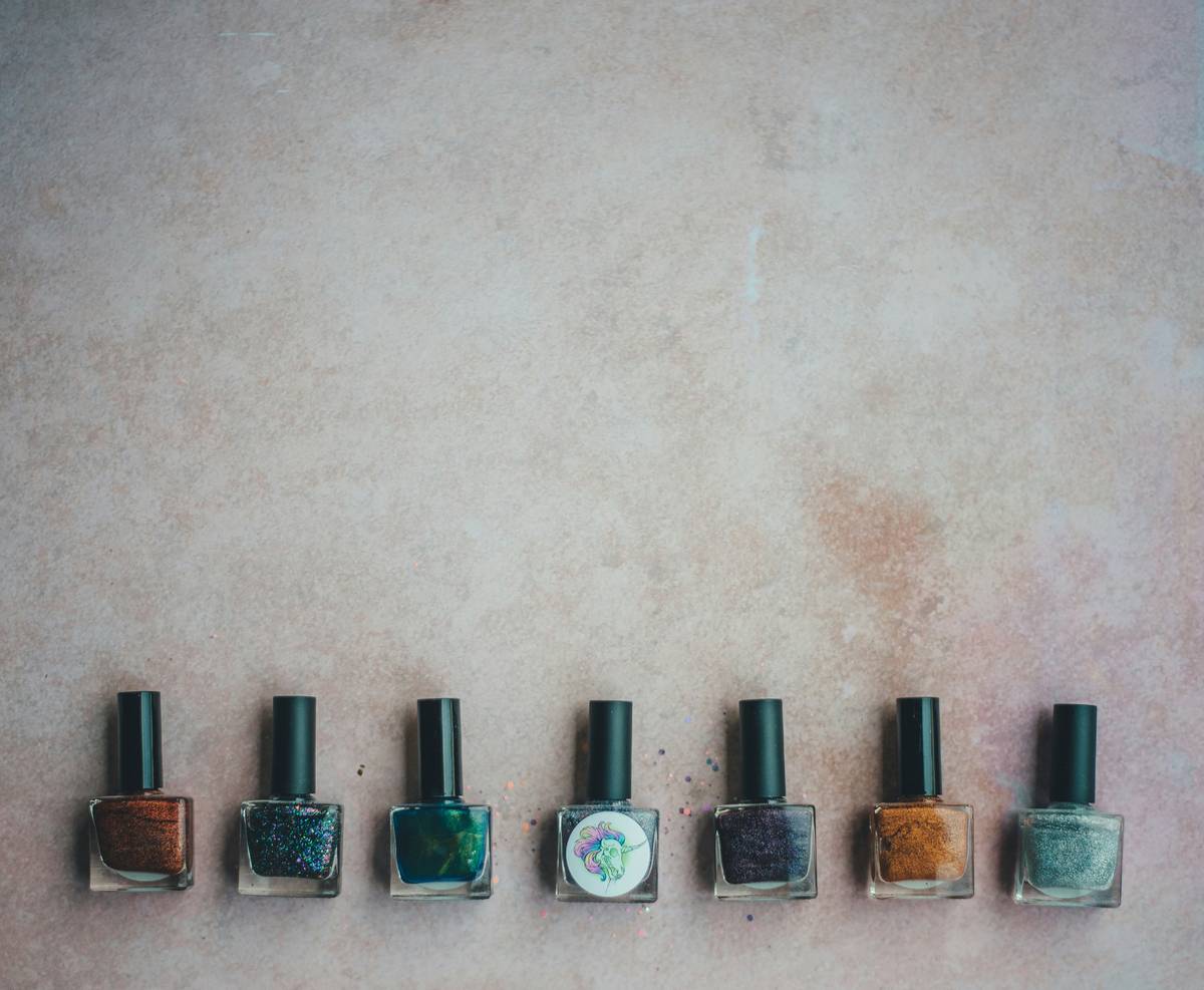 Diagram showing how foundation nail polish creates a bonding layer between natural nail and color polish, preventing lifting and staining