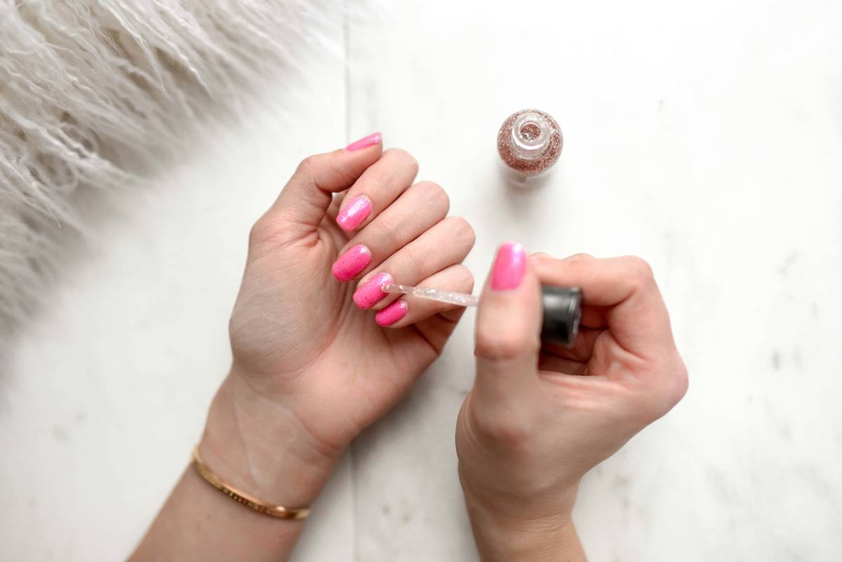 Why Your Manicure Fails in 48 Hours (And How a Protective Nail Coat Saves the Day)